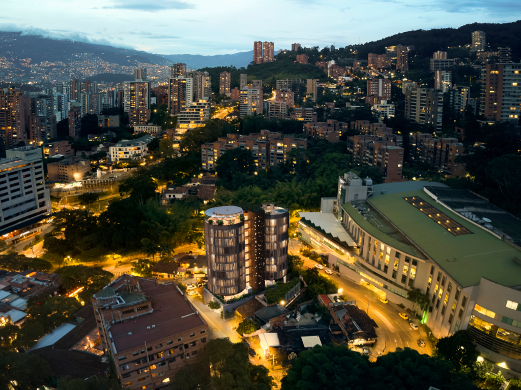 Astoria Rooftop — vista aérea nocturna de Medellín