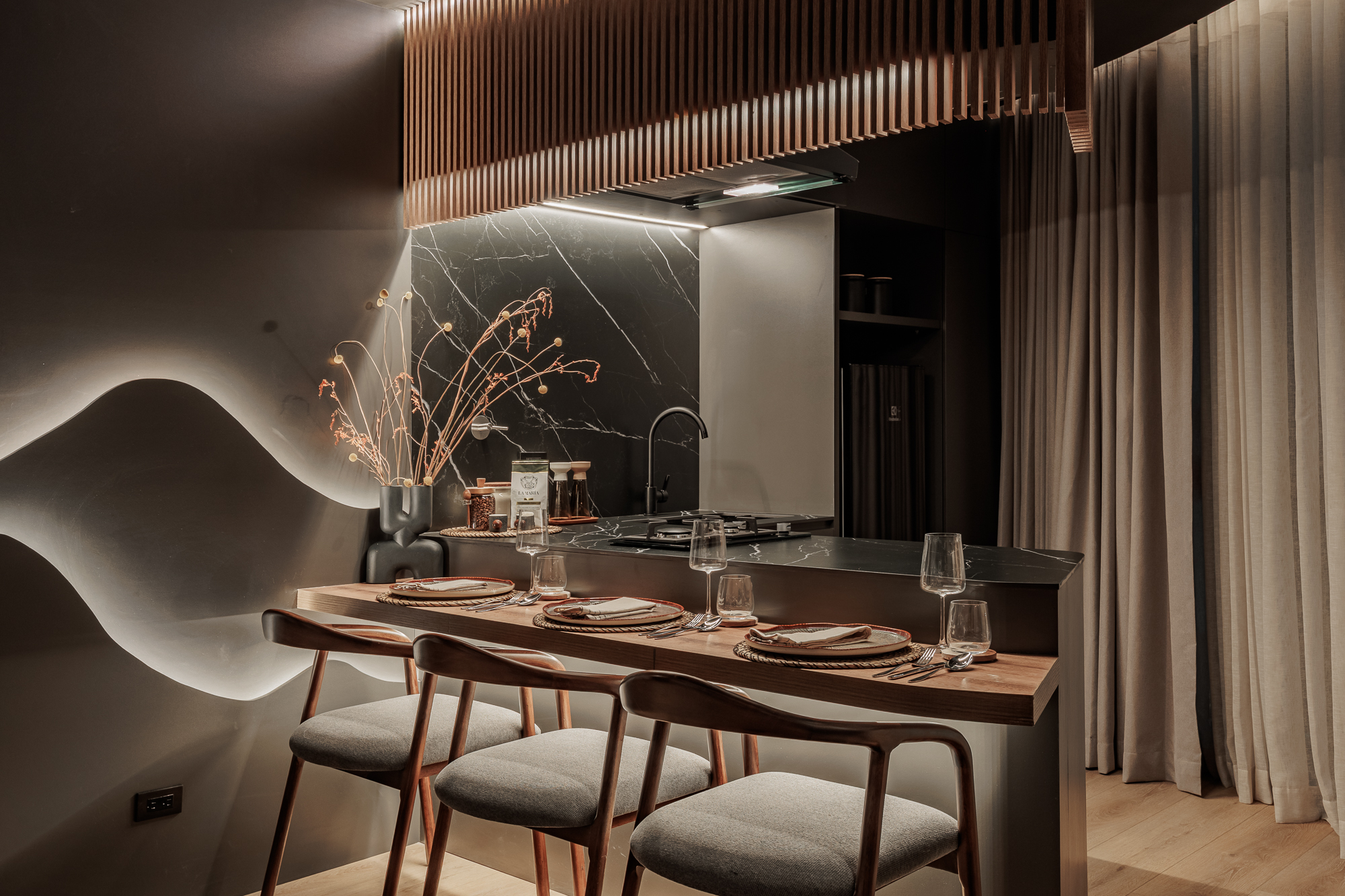 Suite Deluxe — cocina barra de mármol negro
