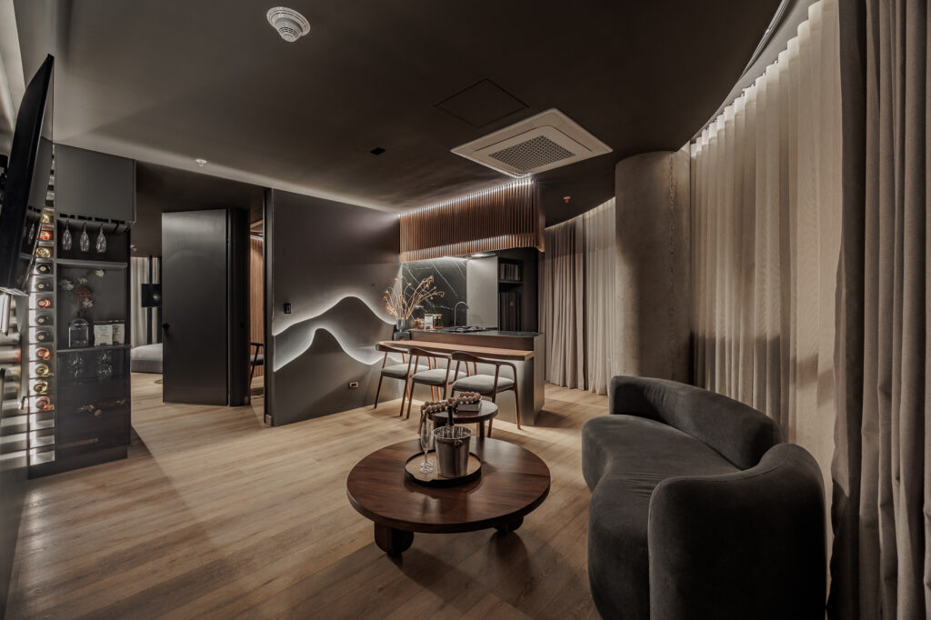 Suite Deluxe — sala con mural de ondas LED