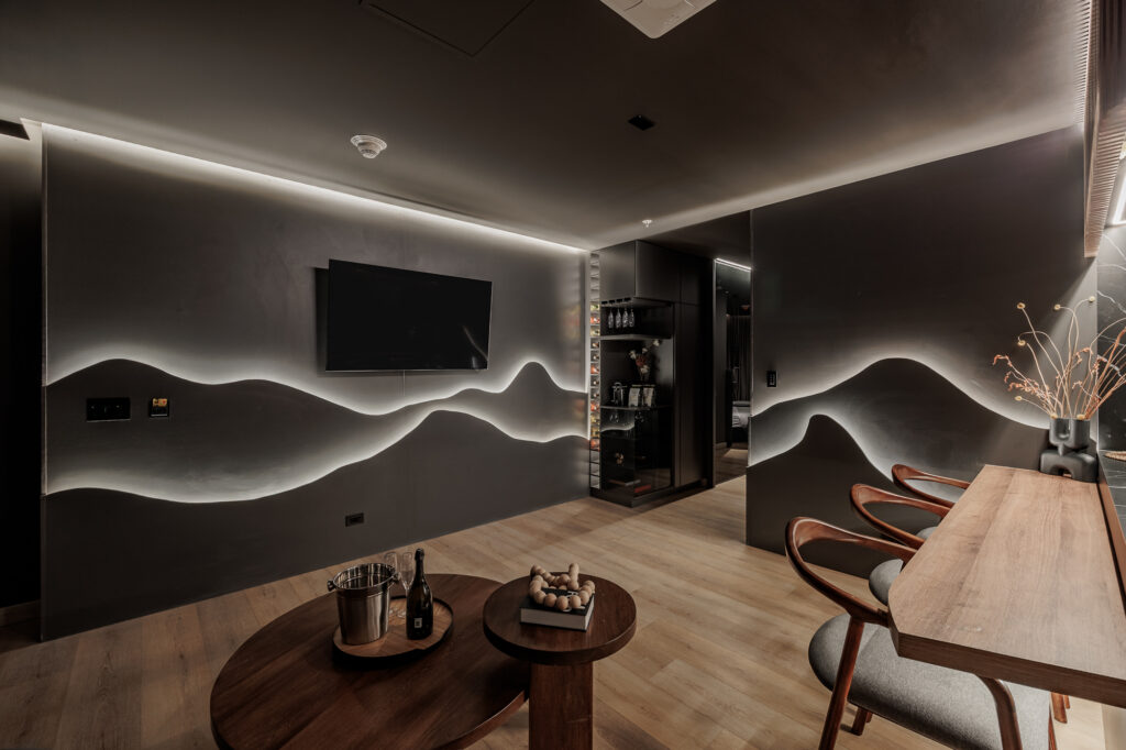 Suite Deluxe — mural LED con área de comedor