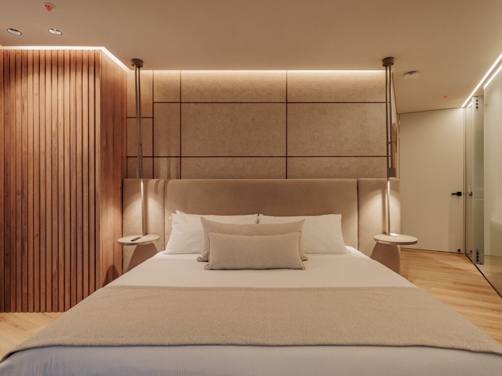 Suite Superior — dormitorio king con iluminación cálida
