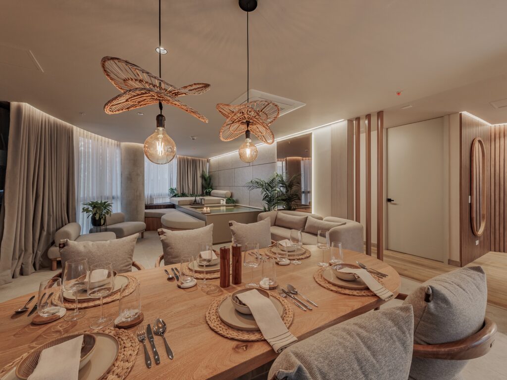 Suite Superior — comedor con pendants mariposa y sala al fondo