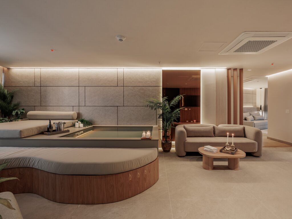 Suite Superior — small pool privado con sunbeds y champagne