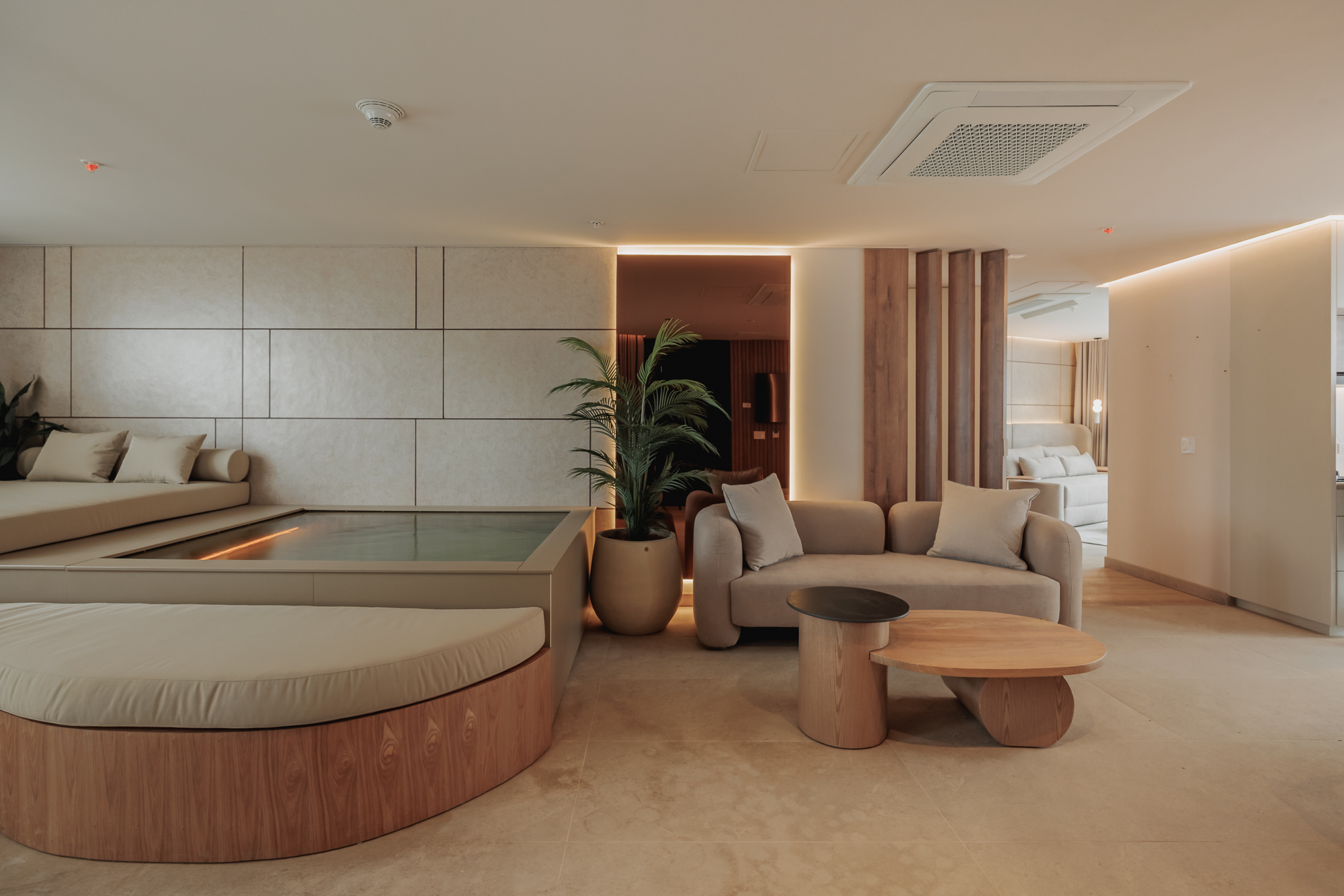 Suite Superior — jacuzzi y área de lounge