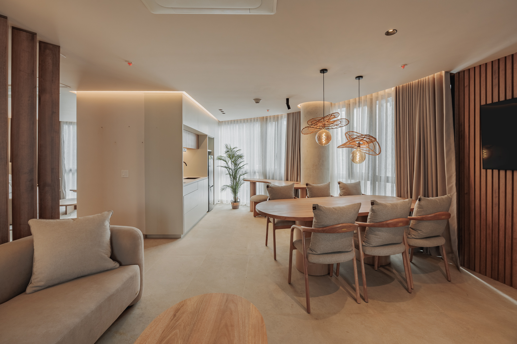 Suite Superior — comedor con pendants rattan