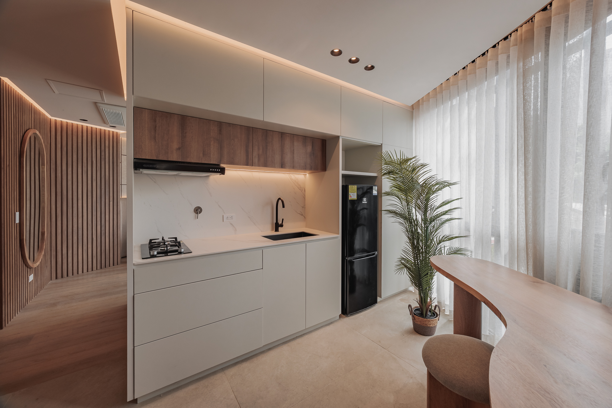 Suite Superior — cocina con mármol blanco