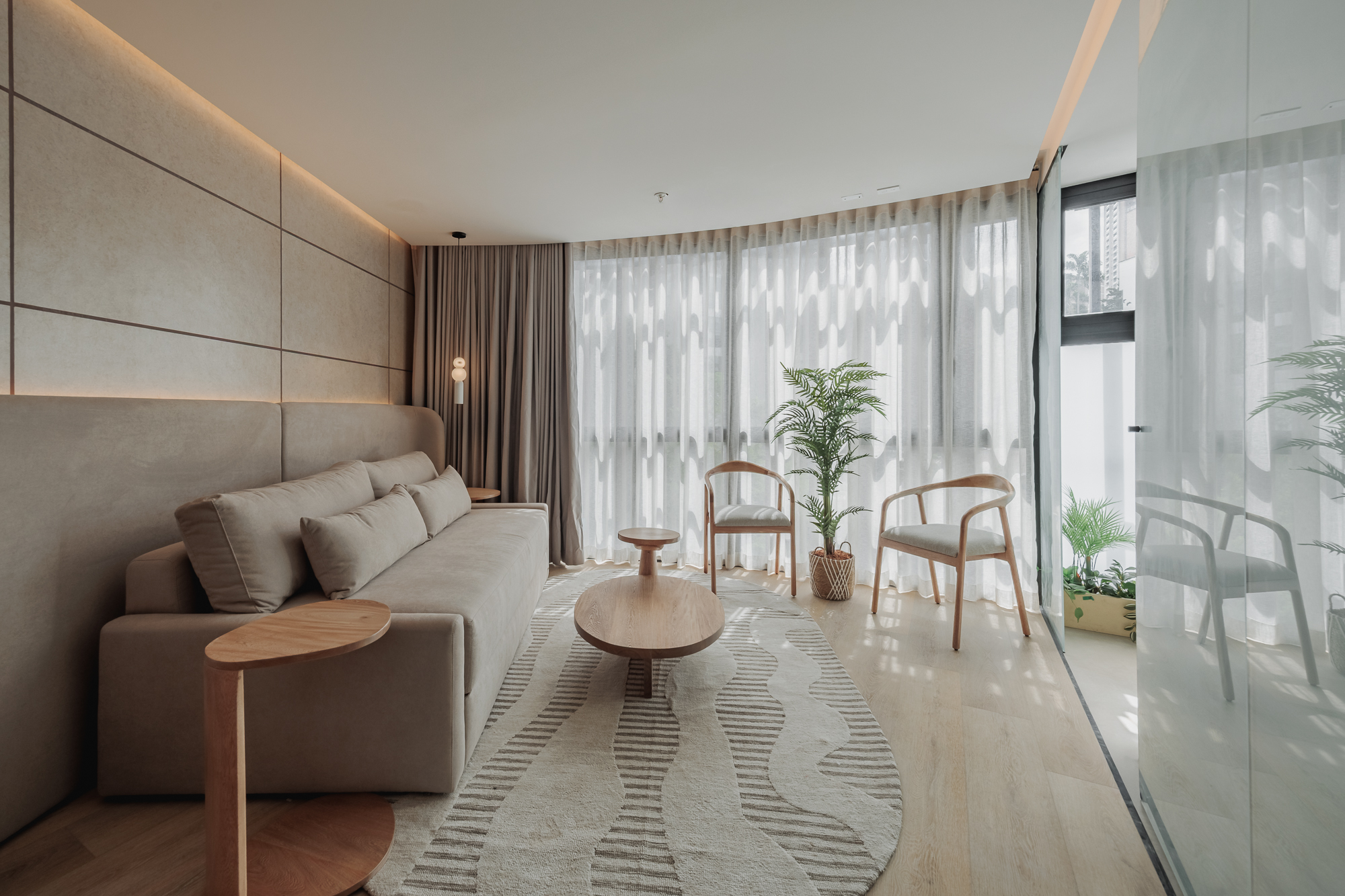 Suite Superior — sala con sofá y alfombra